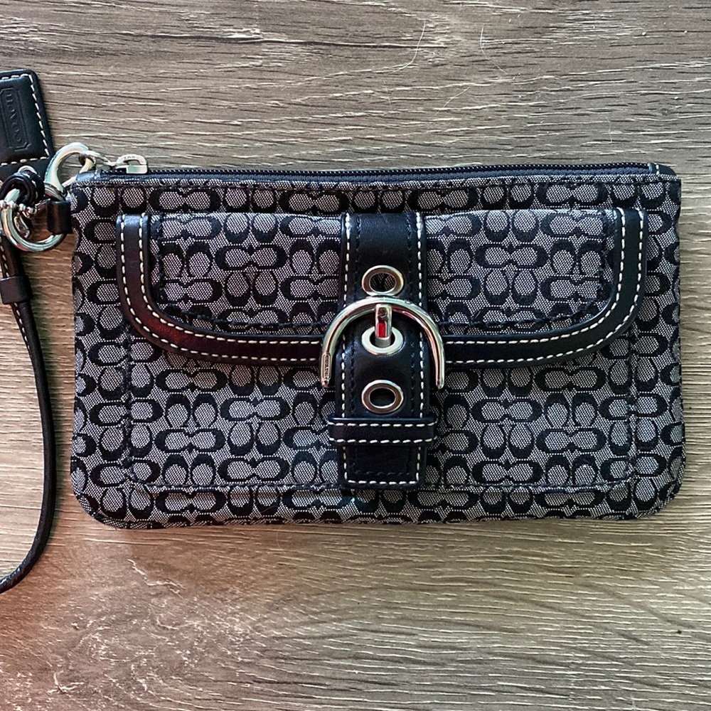 Coach Wristlet 🖤
